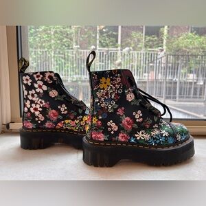 dr. martens sinclair floral platform US 7. UK 5. EU 38.